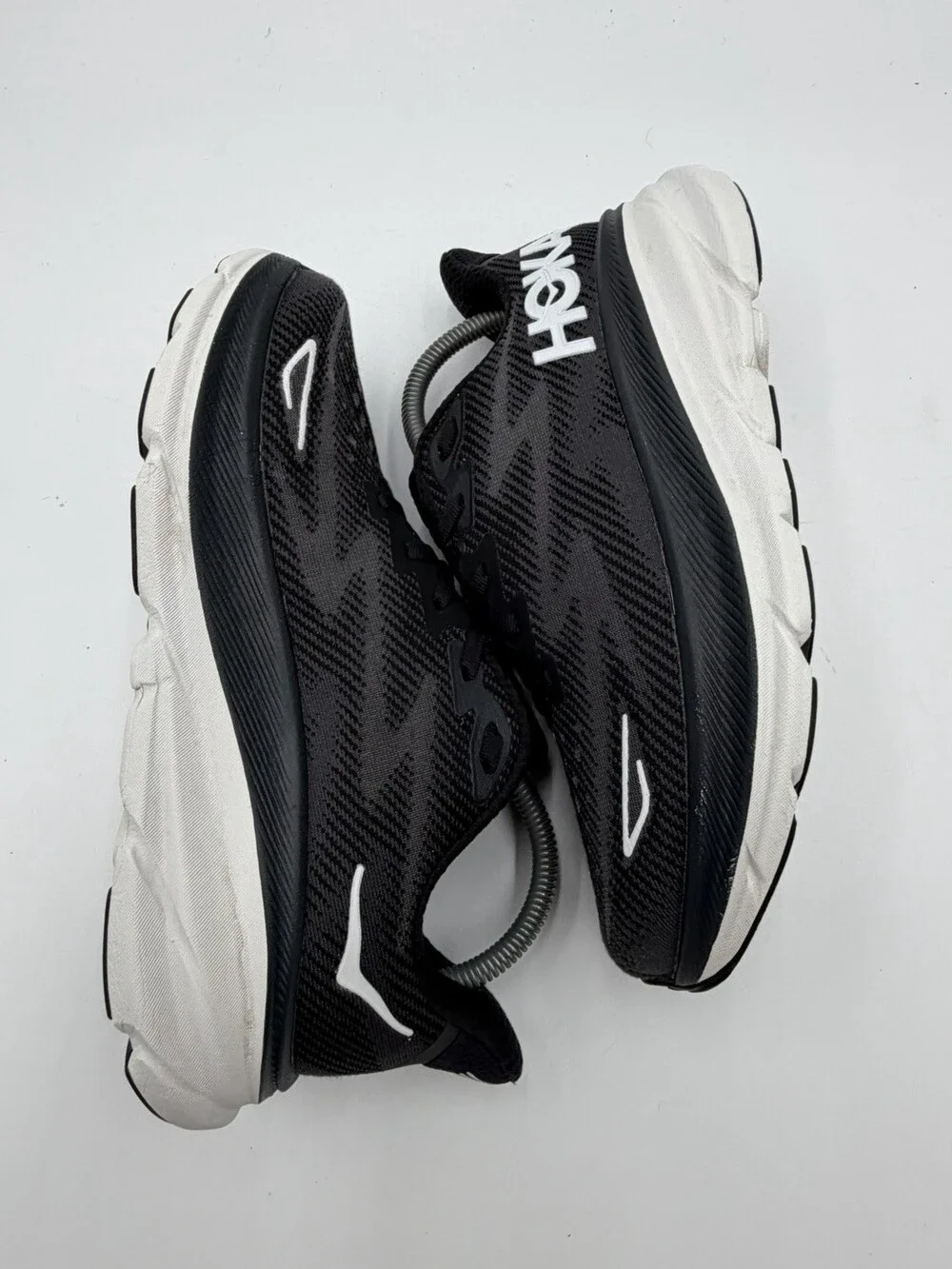 Hoka One One Clifton 9 Black/White Running Shoe's Women's Size 8B 1127896BWHT